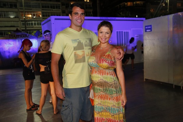 Bárbara Borges, grávida, e o marido (Foto: Léo Marinho/AgNews)