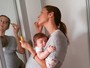 Dani Monteiro mostra truque para se maquiar com filho no colo: 'Santo sling'