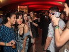 Com sutiã à mostra, Anitta tira foto com fãs em festa