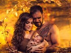 Minotouro faz ensaio fotográfico com o filho-recém nascido e a mulher