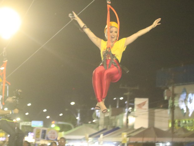 Ex-BBB Aline anda de tirolesa em micareta em Feira de Santana, na Bahia (Foto: Fred Pontes/ Divulgação)