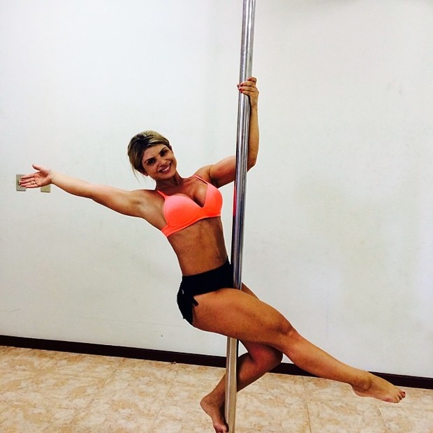 Carine Felizardo faz aulas de pole dance (Foto: Divulgação / Divulgação)