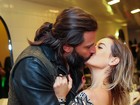 Henri Castelli beija muito a namorada em evento em São Paulo