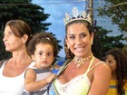 Scheila Carvalho leva a filha a ensaio técnico de carnaval