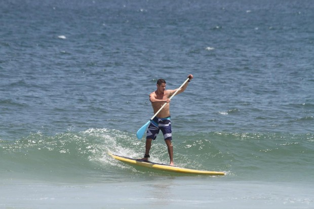 José Loreto praticando stand up paddle  (Foto: Wallace Barbosa/AgNews)