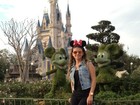 Com orelhinha de Minnie, Paula Fernandes passeia na Disney