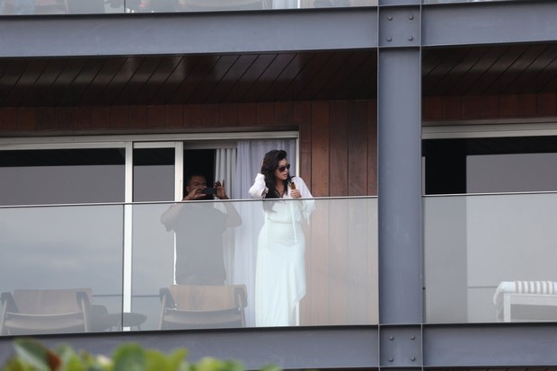 Kim Kardashian e Kanye West na sacada do hotel (Foto: André Freitas / AgNews)