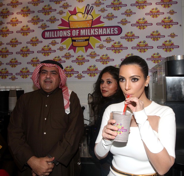 Kim Kardashian toma milkshake em inauguração de loja no Kuwait (Foto: AFP)