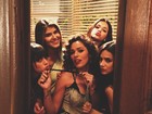 Bruna Marquezine manda beijo com atrizes em gravação de novela