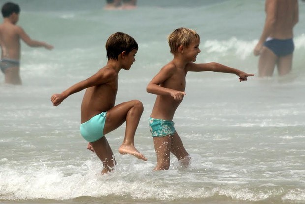Filhos de Fernanda Lima e Rodrigo Hilbert se divertem na praia do Leblon (Foto: J.Humberto/Ag.News)