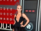 Rita Ora aposta em saia feita de plumas preta com fenda até a coxa