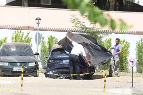 Carro onde Isis Valverde sofreu acidente (Foto: Delson Silva / AgNews)