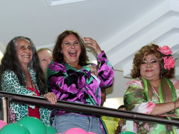 Maria Bethânia, Fafá de Belém e Alcione em festa na quadra da Mangueira, na Zona Norte do Rio (Foto: Alex Palarea/ Ag. News)