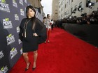 Kim Kardashian desfila seu barrigão em tapete vermelho de premiação