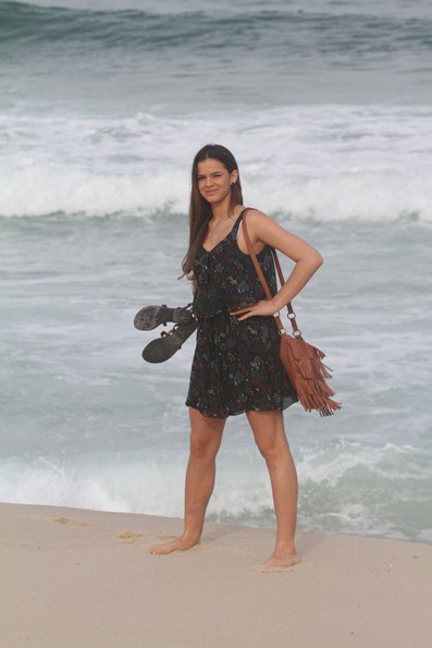Bruna Marquezine grava na praia (Foto: Delson Silva / AgNews)