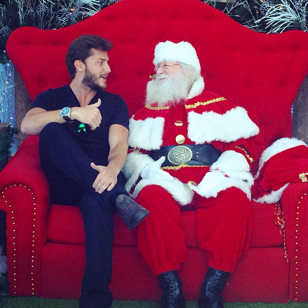 Kleber Toledo com o Papai Noel (Foto: Reprodução/Instagram)