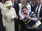 Menino tenta tirar selfie com a Rainha Elizabeth II