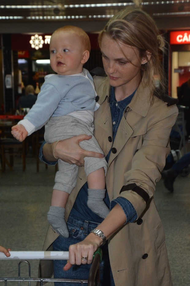 Carol Trentini com o filho (Foto: Caio Duran/ Ag. News)