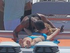 Doutzen Kroes beija muito o marido durante passeio de iate em Ibiza