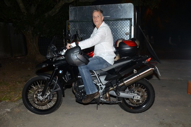 Marcello Novaes chega à espetaculo de moto (Foto: Leo Marinho/AgNews)