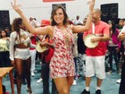 Andressa Urach ganha posto de rainha de bateria de escola paulista