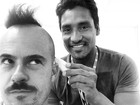 Paulo Vilhena corta cabelo usando capa de bolinha: 'Tapa na peruca'