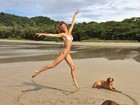 Gisele Bündchen posa de biquíni e mostra carinho com fãs