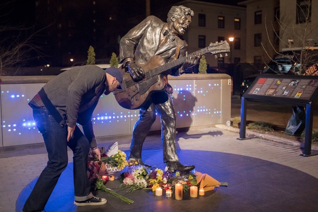 Fãs prestam homenagens a  Chuck Berry  (Foto: Whitney Curtis / GETTY IMAGES NORTH AMERICA / AFP)