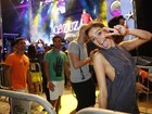 Sem sutiã, Sophie Charlotte usa blusa cavada em show no Rio