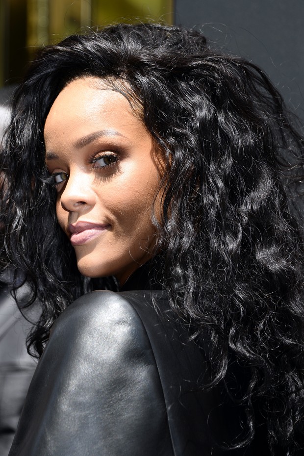 Rihanna em evento em Paris (Foto: AFP)