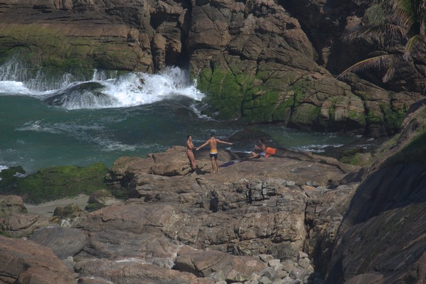 Cauã com a namorada na praia da Joatinga no Rio de Janeiro (Foto: AGNEWS )