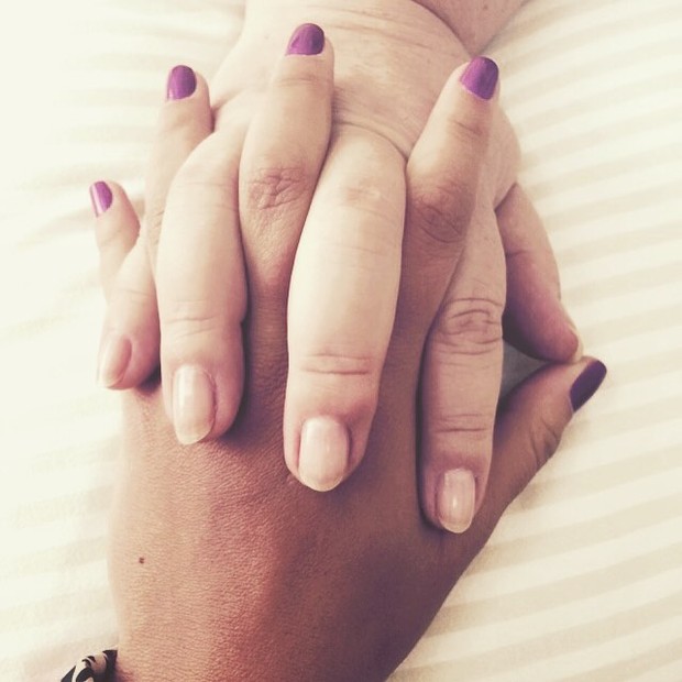 Maria Melilo posta foto de mãos dadas com a mãe (Foto: Reprodução/Instagram)