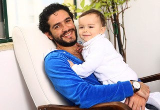 Vinicius de Oliveira e o filho Benjamin (Foto: Iwi Onodera/EGO)