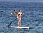 Cíntia Dicker faz stand up paddle em praia do Rio