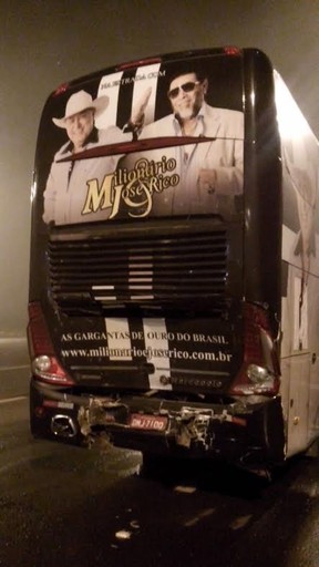 Ônibus da dupla Milionário e José Rico após o acidente (Foto: Divulgação)