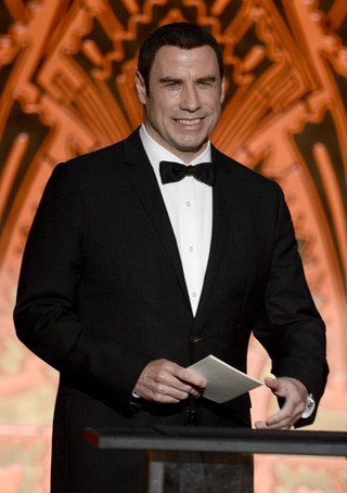 Em sua primeira aparição pública pós-acusações de assédio sexual, John Travolta participa do American Film Institute Life Achievement Awards, em Los Angeles (Foto: AFP)