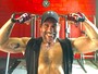 Leandro Hassum abre a camisa e mostra músculos: 'Treino forte'