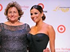 Eva Longoria posa com a mãe ao ser homenageada em evento