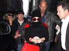 Lady Gaga aparece vestida de 'ninja' ao sair de hotel em Nova York