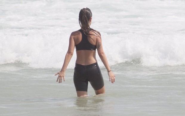 Juliana Didone na praia da Barra (Foto: Gabriel Rangel / AgNews)