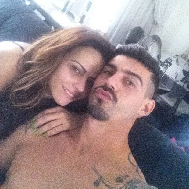 Viviane Araújo posa grudadinha com Radamés (Foto: Instagram)