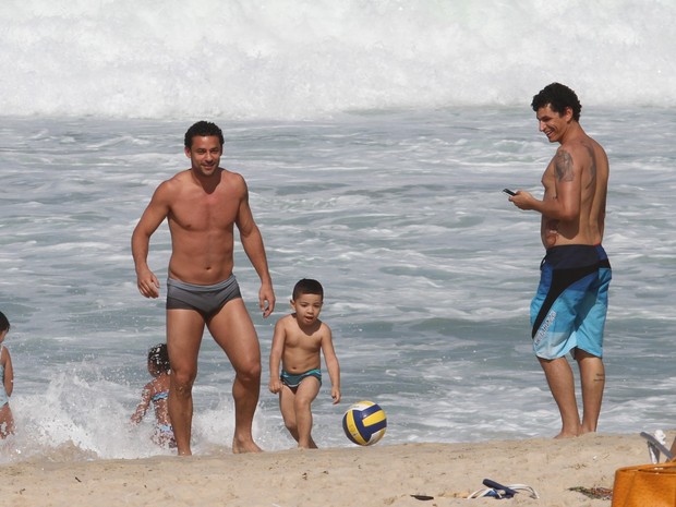 Fred, jogador da seleção, brinca com seu sobrinho na praia (Foto: Wallace Barbosa/AgNews)