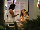 Letícia Spiller passeia com a filha em shopping no Rio