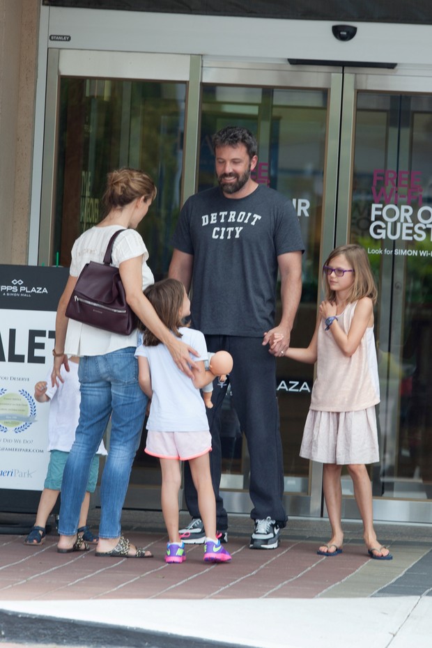 Jennifer Garner e Ben Affleck com os filhos em shopping em Atlanta, nos Estados Unidos (Foto: AKM-GSI/ Agência)