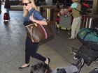 Paparazzo cai e é ignorado por Reese Witherspoon em aeroporto