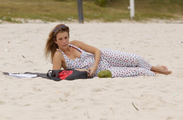 Juliana Didona na praia da Barra (Foto: Marcos Ferreira / Foto Rio News)