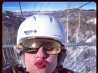 Pronta para esquiar, Luciana Gimenez faz biquinho e manda beijos