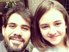Longe do Brasil, Juliano Cazarré posta foto com filha 'de mentirinha'