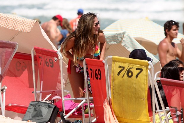 Anamara em praia no Rio (Foto: Marcos Ferreira/fotorionews)