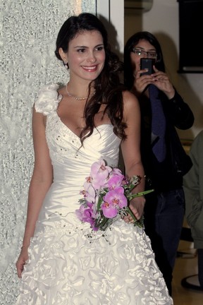 Ex-BBB Kamilla desfila de noiva em São Paulo (Foto: Leo Franco/ Ag. News)